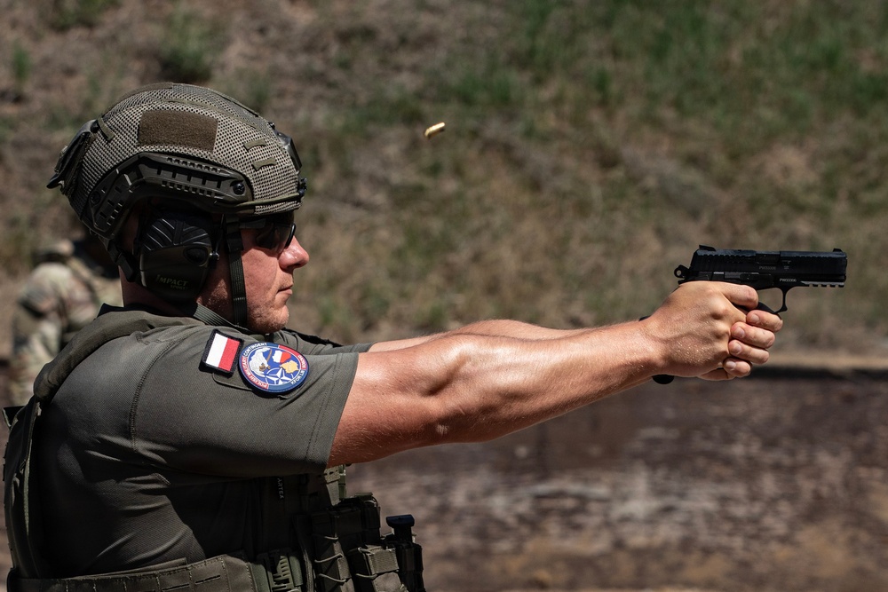 KFOR RC-E U.S., Polish Soldiers conduct combined range operations at Camp Bondsteel