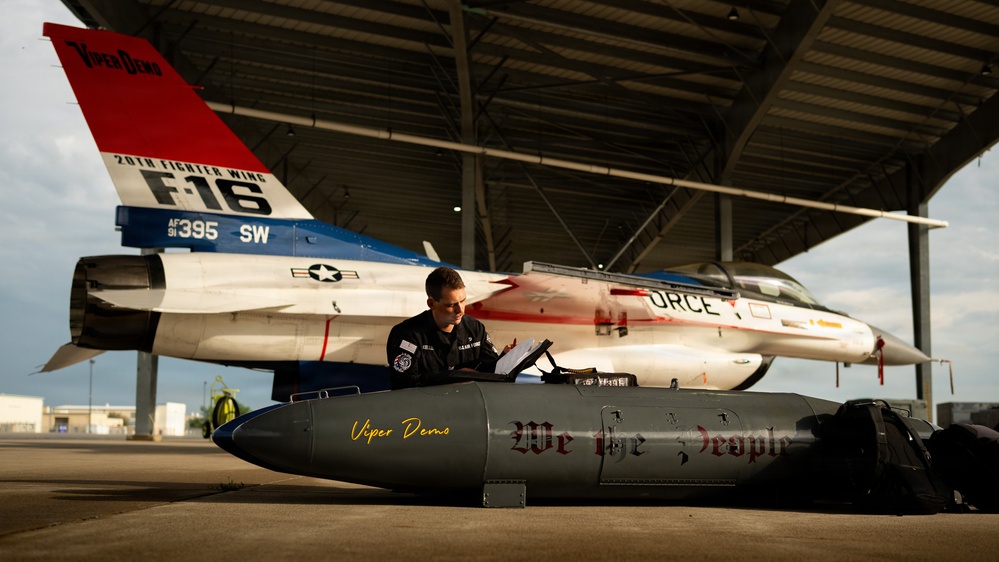 Viper Demo Team locks in at Indiana airshow