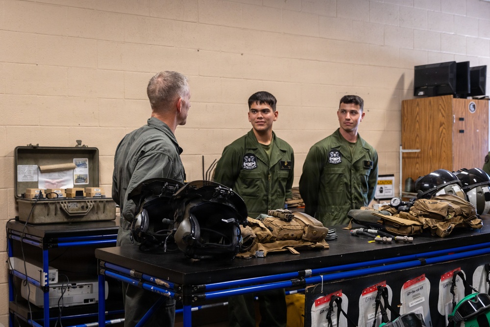 Lt. Gen. Wortman Visits HMLA-369 &amp; MALS-39