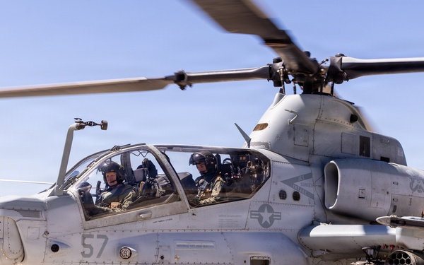 Lt. Gen. Wortman Visits HMLA-369 &amp; MALS-39