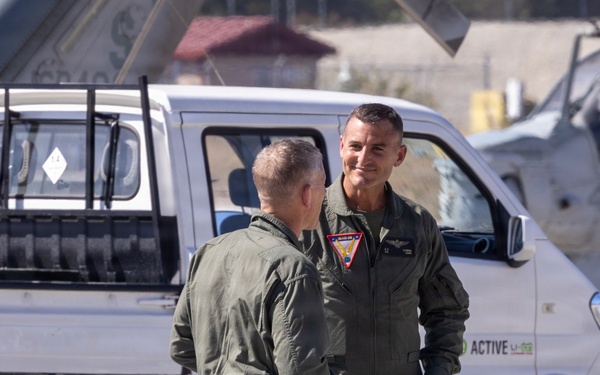 Lt. Gen. Wortman Visits HMLA-369 &amp; MALS-39