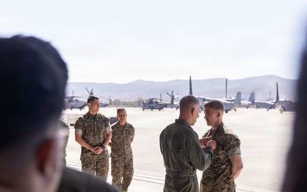 Lt. Gen. Wortman Visits HMLA-369 &amp; MALS-39