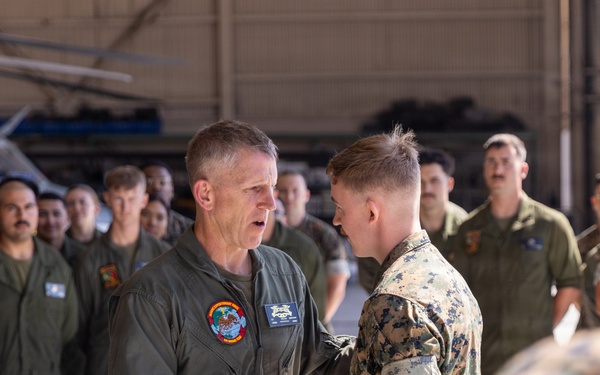 Lt. Gen. Wortman Visits HMLA-369 &amp; MALS-39