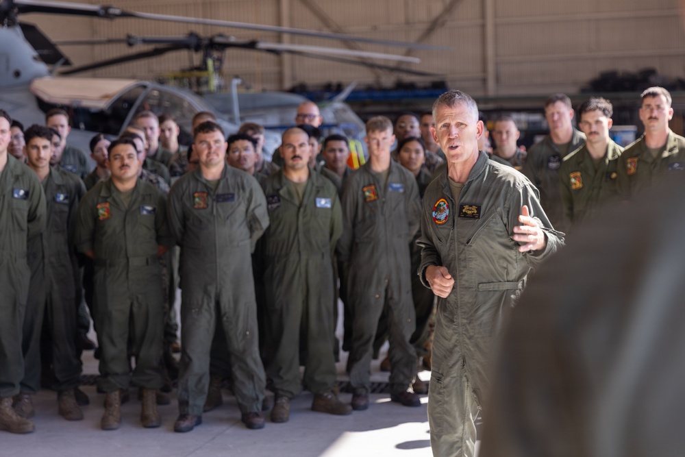 Lt. Gen. Wortman Visits HMLA-369 &amp; MALS-39