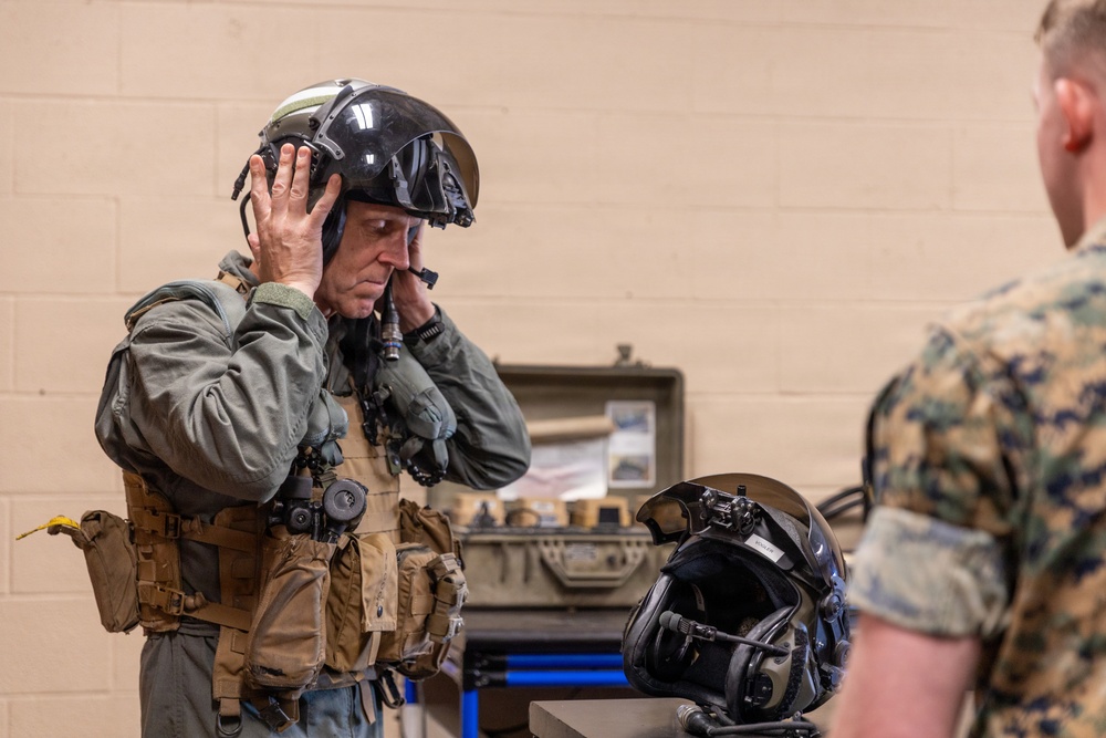 Lt. Gen. Wortman Visits HMLA-369 &amp; MALS-39