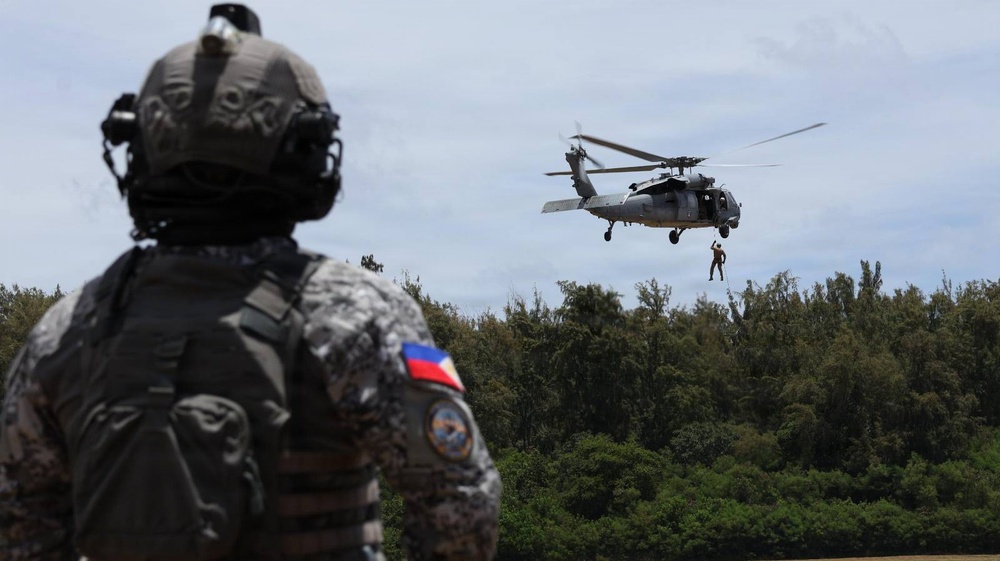 Philippine Coast Guard EOD joins multinational helicopter rope suspension techniques training event at RIMPAC 2026
