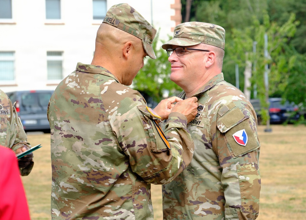 Col. Maxwell presents award to Col. Vermillion