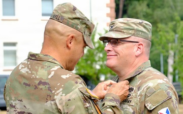 Col. Maxwell presents award to Col. Vermillion
