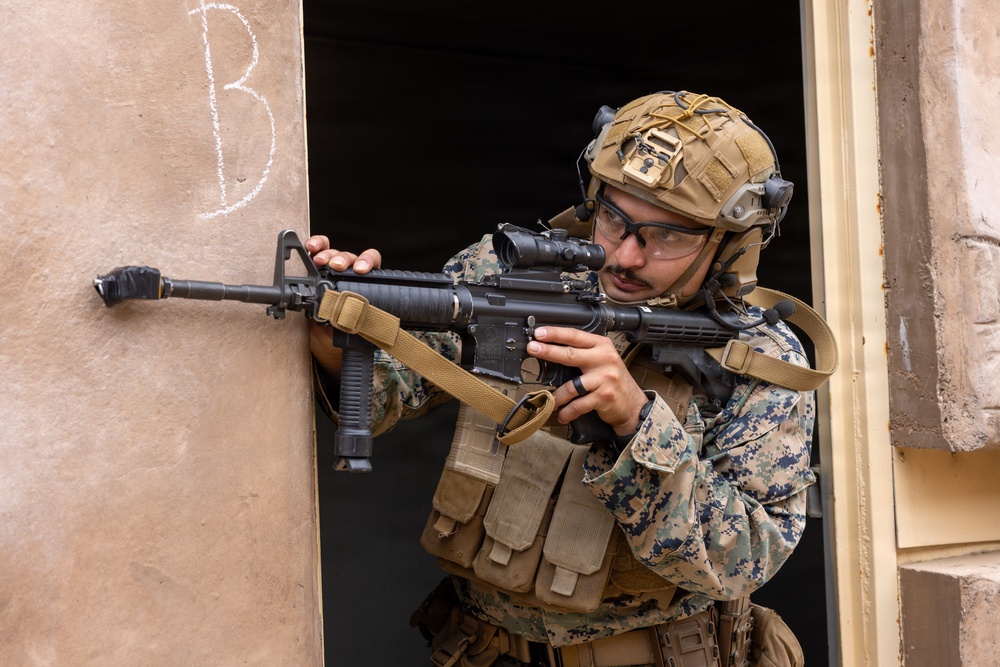1st MLG Marines conduct close-quarter battle drills