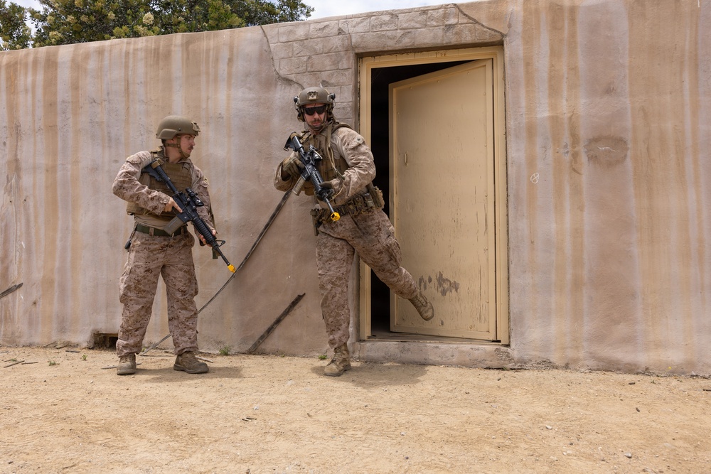 1st MLG Marines conduct close-quarter battle drills