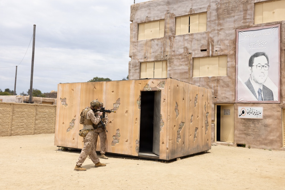 1st MLG Marines conduct close-quarter battle drills