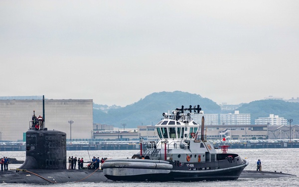 USS Montana (SSN 794) pulls into CFAY