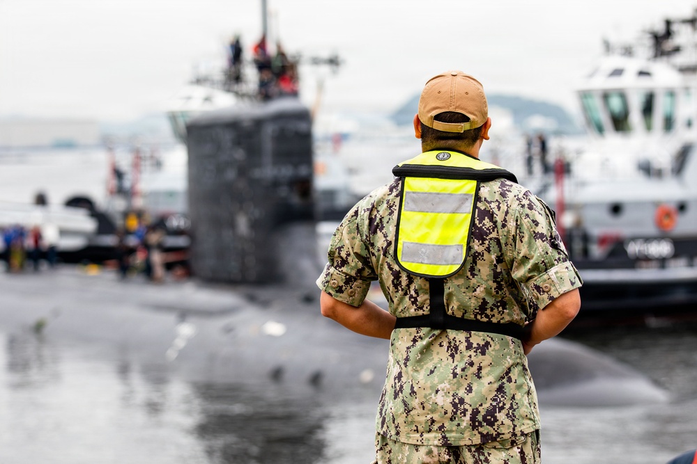 USS Montana (SSN 794) pulls into CFAY