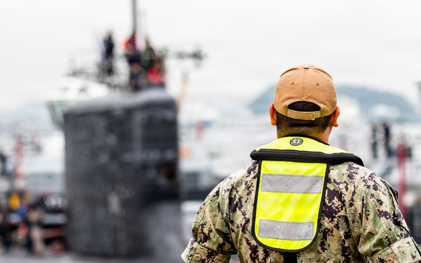 USS Montana (SSN 794) pulls into CFAY