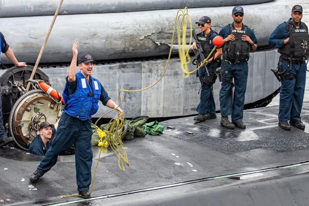 USS Montana (SSN 794) pulls into CFAY