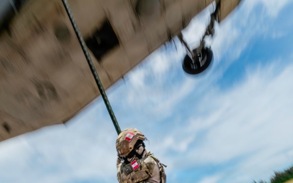 Multinational EOD technicians conduct HRST training during RIMPAC 26