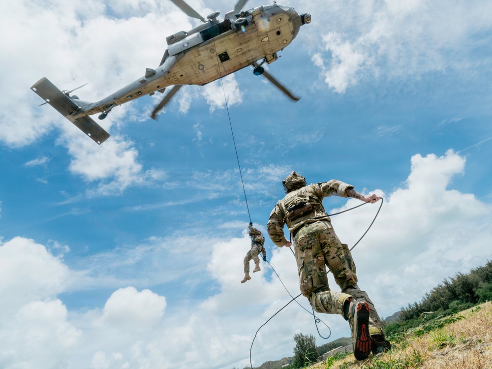 Multinational EOD technicians conduct HRST training during RIMPAC 26