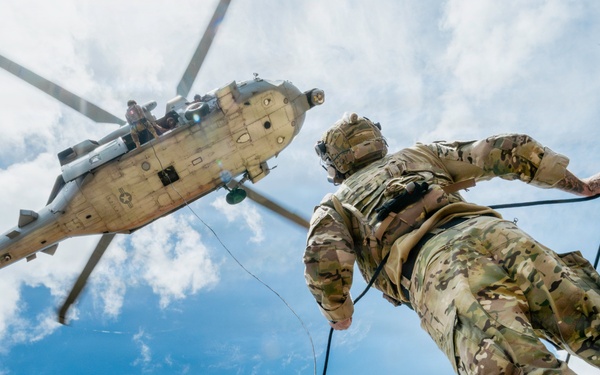 Multinational EOD technicians conduct HRST training during RIMPAC 26