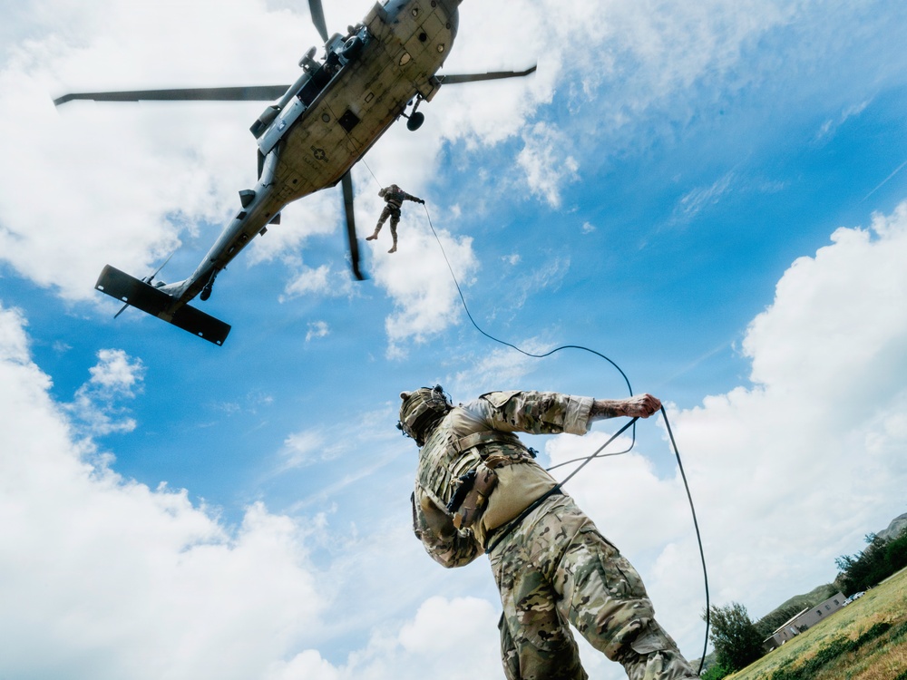 Multinational EOD technicians conduct HRST training during RIMPAC 26