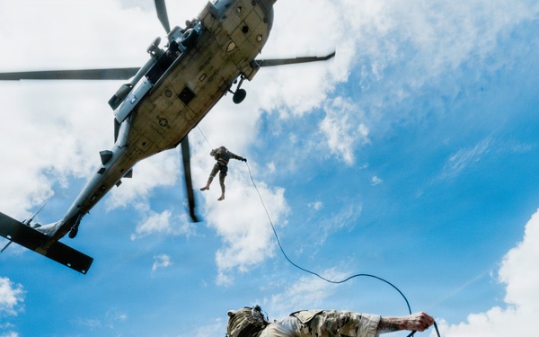 Multinational EOD technicians conduct HRST training during RIMPAC 26