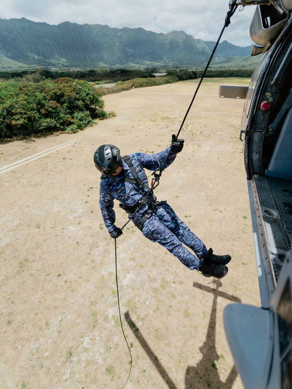 Multinational EOD technicians conduct HRST training during RIMPAC 26