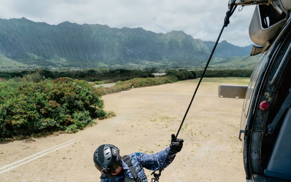 Multinational EOD technicians conduct HRST training during RIMPAC 26
