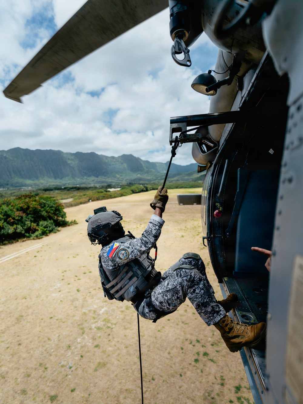 Multinational EOD technicians conduct HRST training during RIMPAC 26