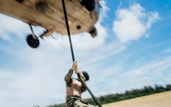 Multinational EOD technicians conduct HRST training during RIMPAC 26