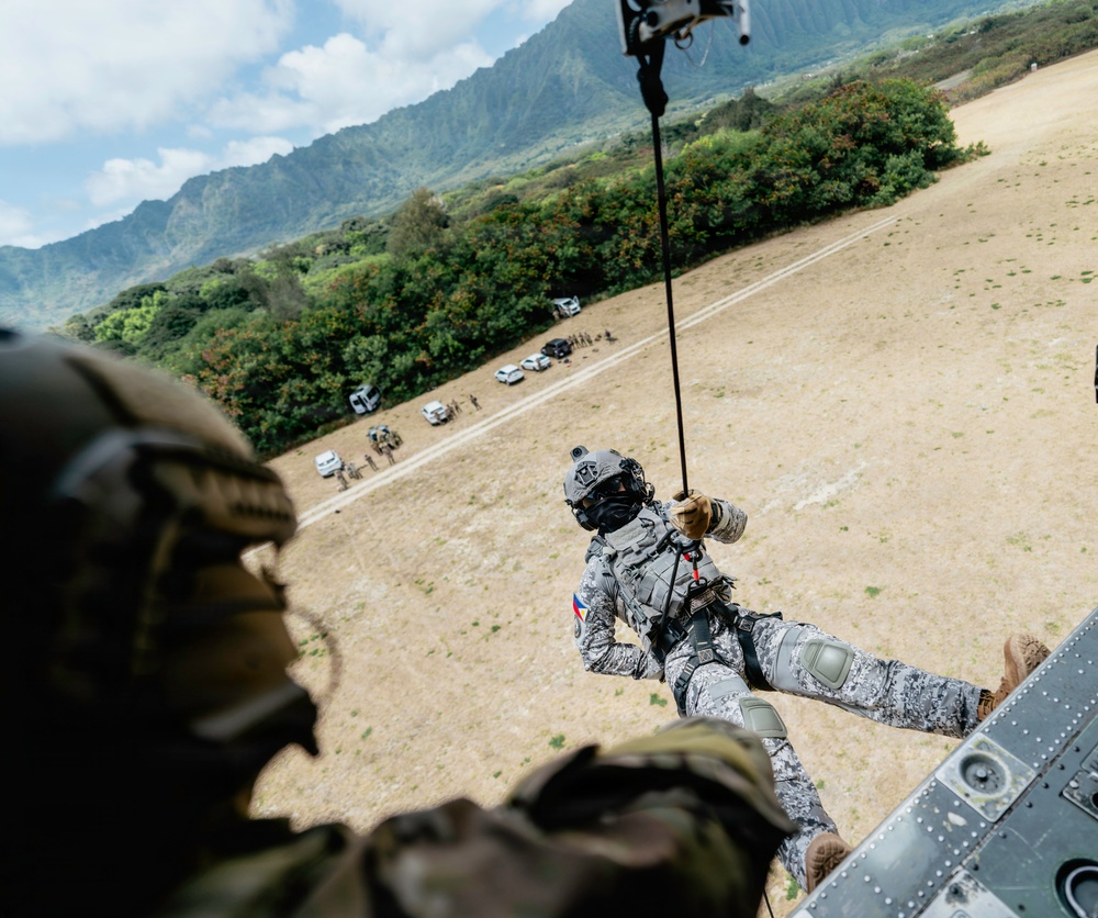 Multinational EOD technicians conduct HRST training during RIMPAC 26