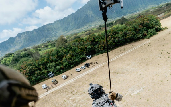 Multinational EOD technicians conduct HRST training during RIMPAC 26