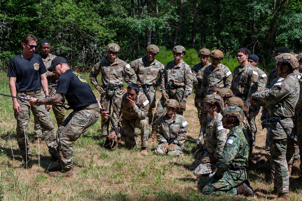 Earning their Wings: candidates test Air Assault capabilities