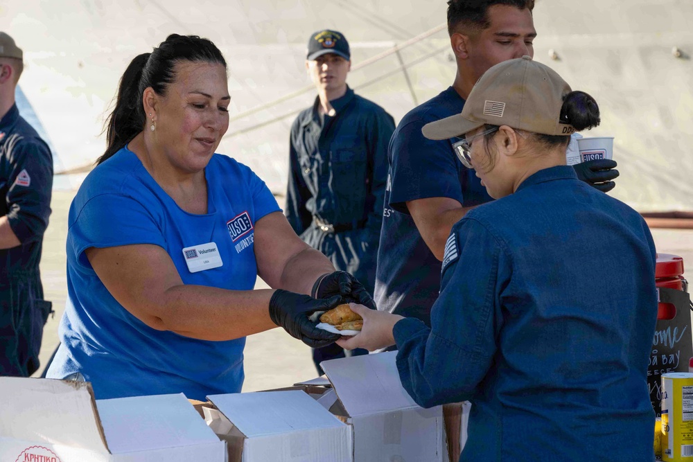 Souda Bay USO Supports USS Gonzalez (DDG 66)