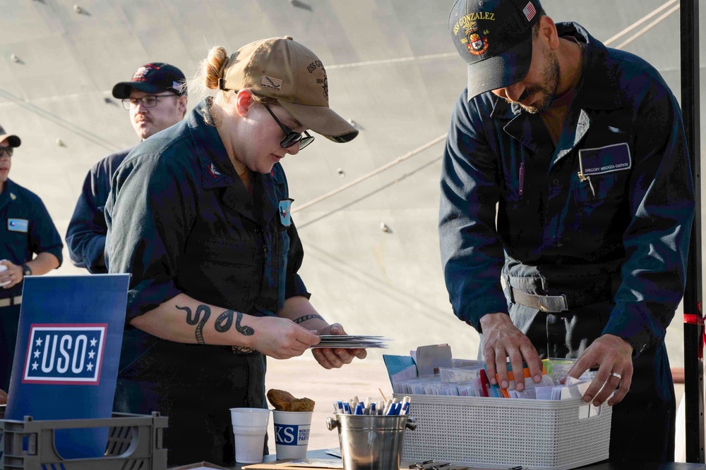 Souda Bay USO Supports USS Gonzalez (DDG 66)