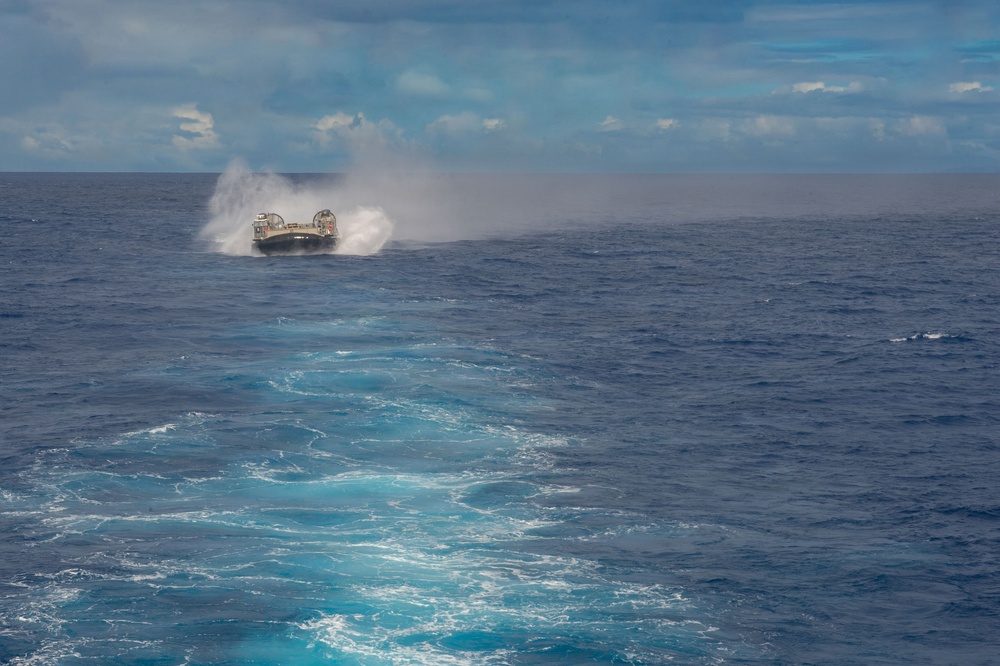 USS Essex conducts LCAC operations during RIMPAC 2026