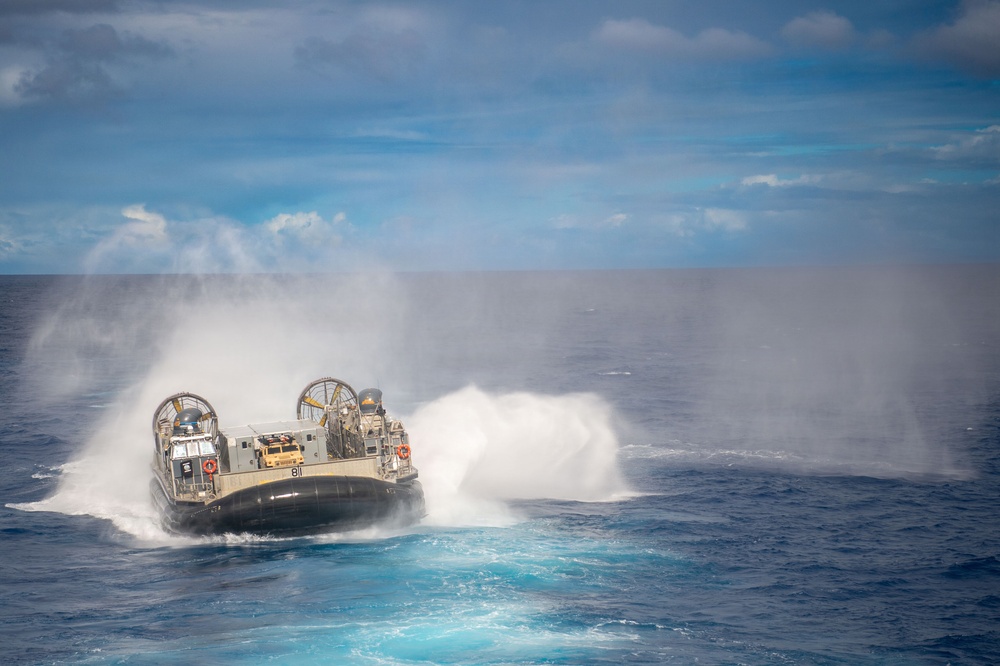 USS Essex conducts LCAC operations during RIMPAC 2026