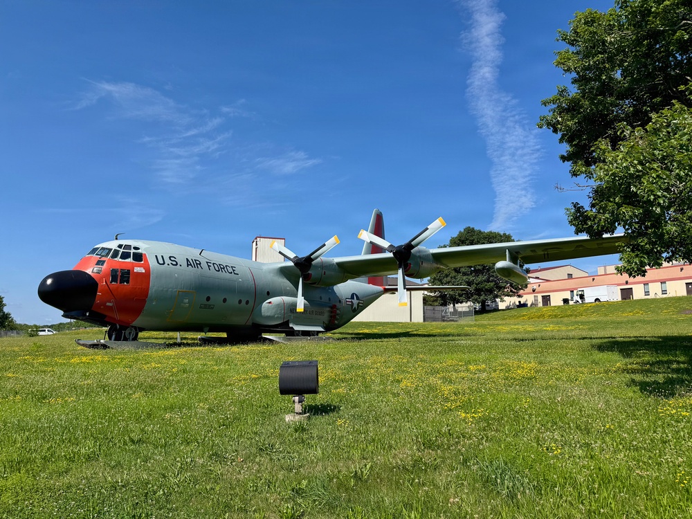 109th Airlift Wing volunteers restore iconic LC-130 gate guard, preserving the wing’s history.