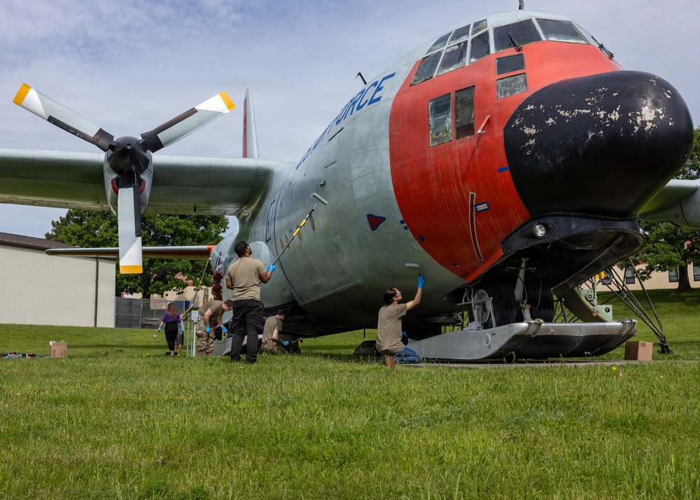 109th Airlift Wing volunteers restore iconic LC-130 gate guard, preserving the wing’s history.