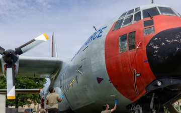 109th Airlift Wing volunteers restore iconic LC-130 gate guard, preserving the wing’s history.