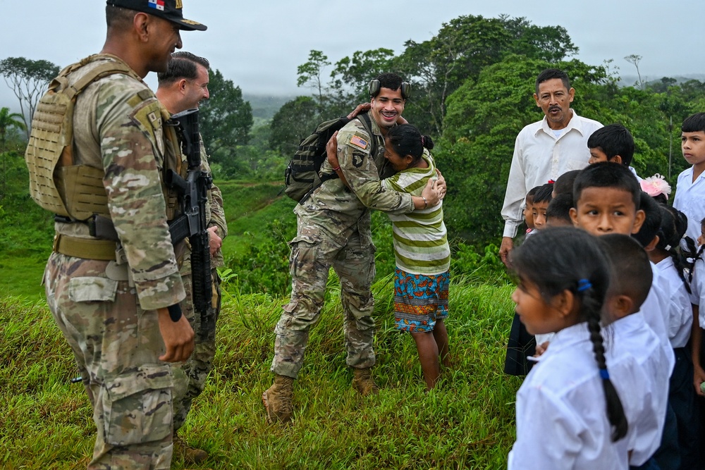 Joint Task Force-Bravo teams up with MINSA and Servicio Nacional Aeronaval to deliver water tanks