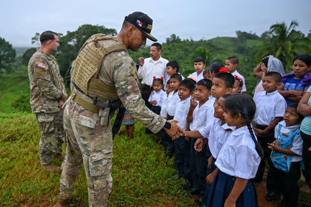 Joint Task Force-Bravo teams up with MINSA and Servicio Nacional Aeronaval to deliver water tanks