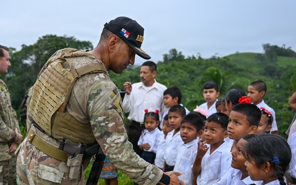 Joint Task Force-Bravo teams up with MINSA and Servicio Nacional Aeronaval to deliver water tanks