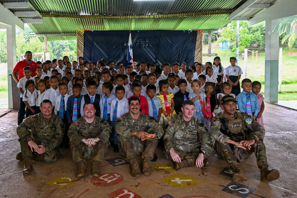Joint Task Force-Bravo teams up with MINSA and Servicio Nacional Aeronaval to deliver water tanks