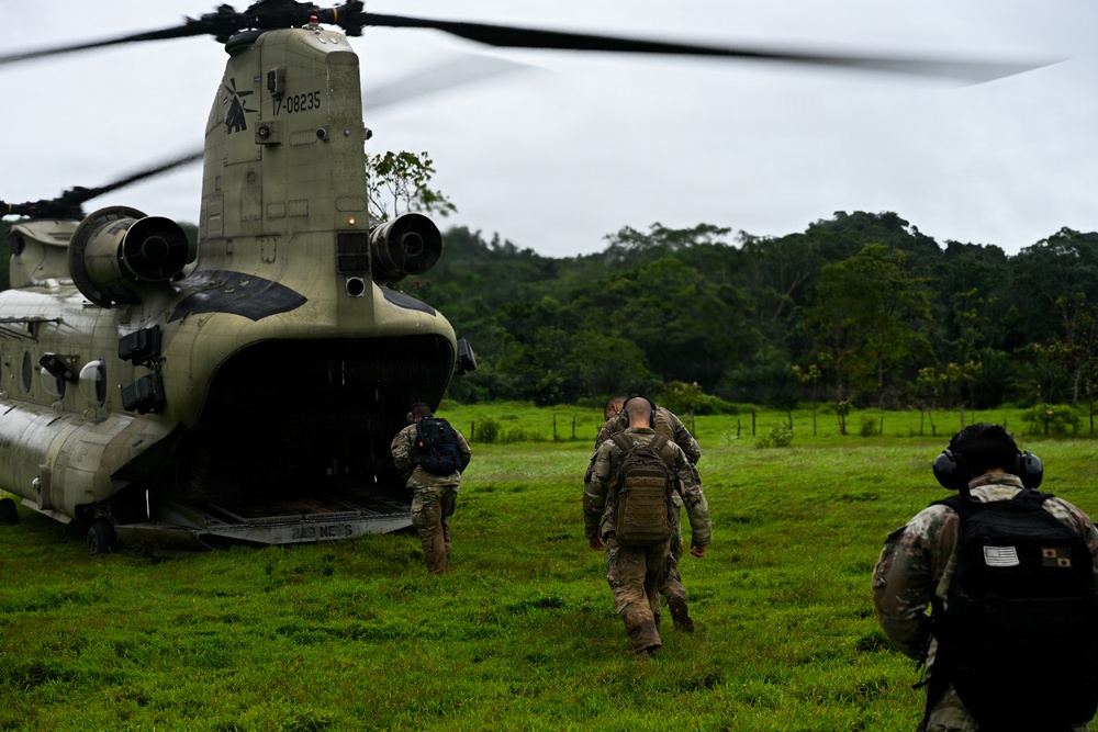 Joint Task Force-Bravo teams up with MINSA and Servicio Nacional Aeronaval to deliver water tanks