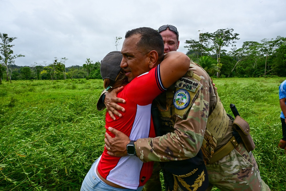 Joint Task Force-Bravo teams up with MINSA and Servicio Nacional Aeronaval to deliver water tanks