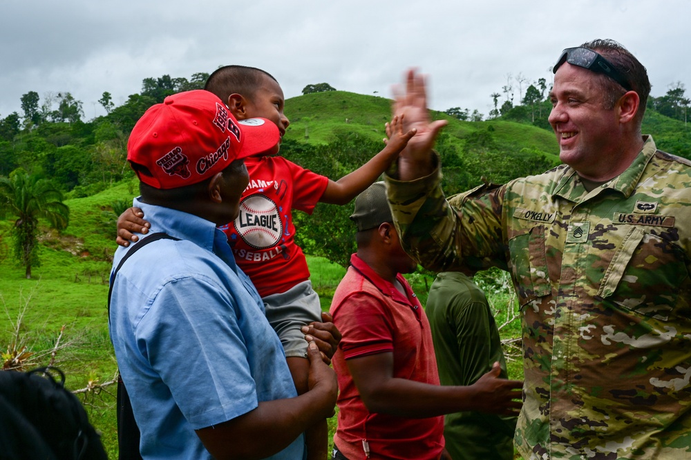 Joint Task Force-Bravo teams up with MINSA and Servicio Nacional Aeronaval to deliver water tanks