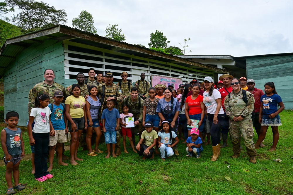 Joint Task Force-Bravo teams up with MINSA and Servicio Nacional Aeronaval to deliver water tanks