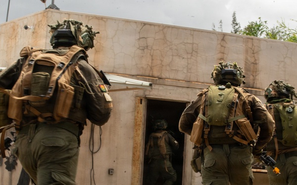 VMM-164 (Rein.) inserts Indonesian, Fijian forces during amphibious raid training
