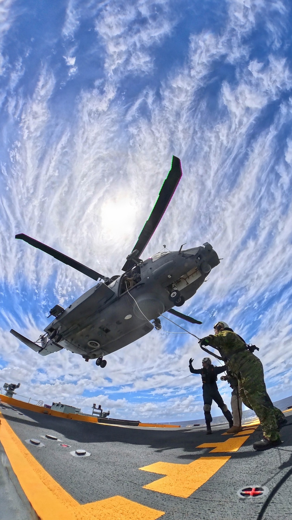 HMCS Regina (FFH 334) conducts hoist training
