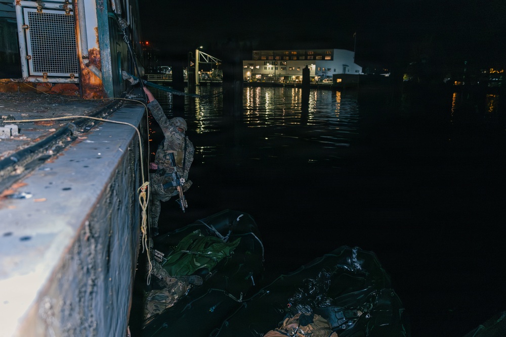 1st Special Forces Group (Airborne) Green Berets conduct Maritime Operation along Puget Sound