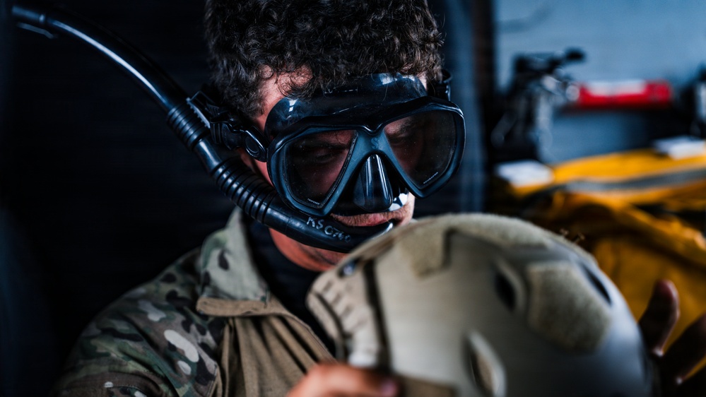 EOD Technicians Conduct Helocast Operations During Mine Countermeasures Training